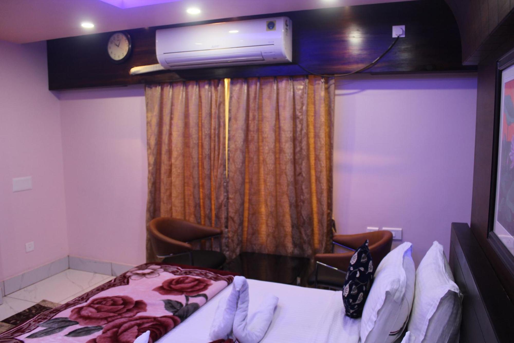 Gokul Plaza Hotel Bhubaneswar Exterior photo