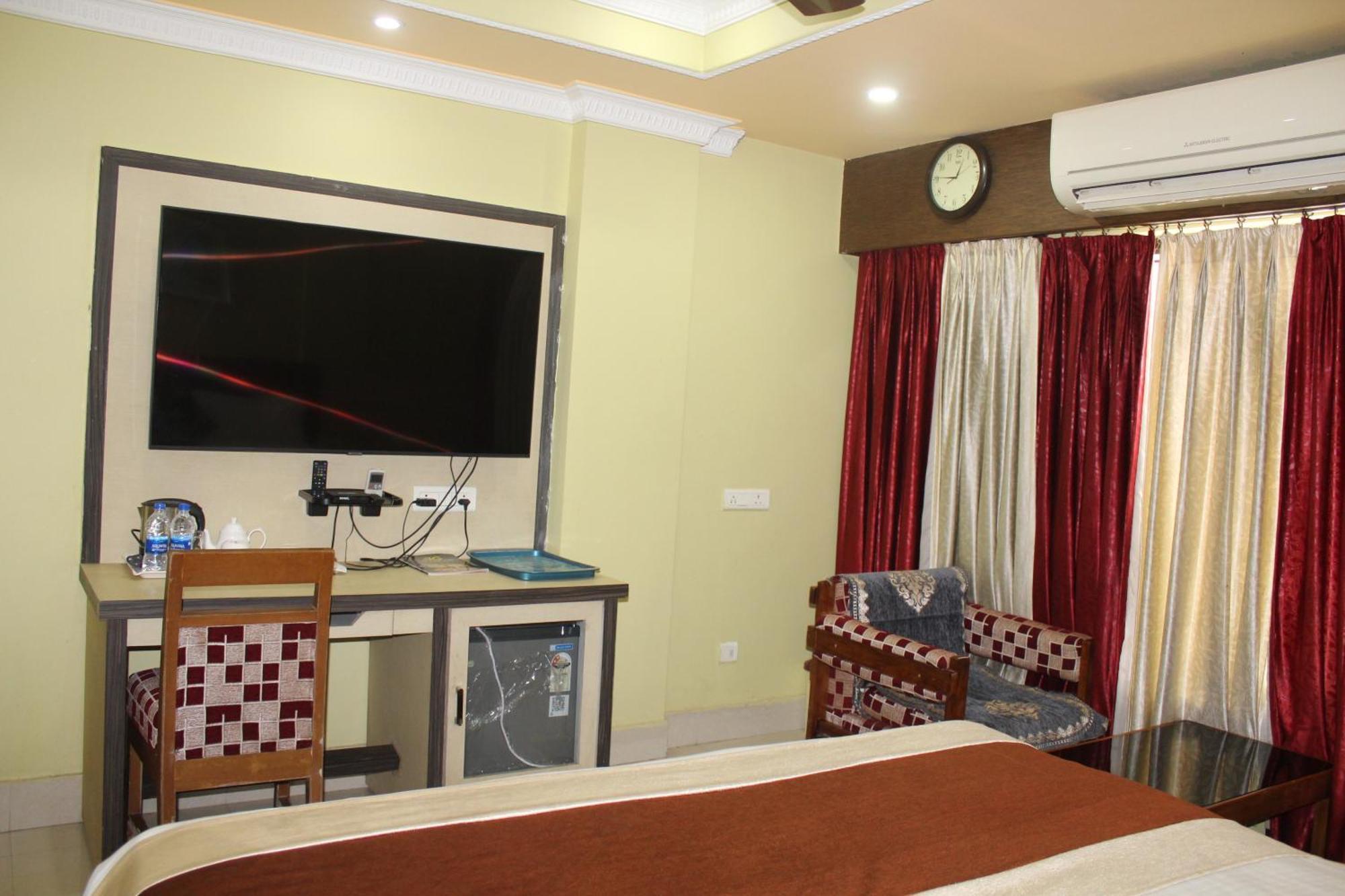 Gokul Plaza Hotel Bhubaneswar Exterior photo