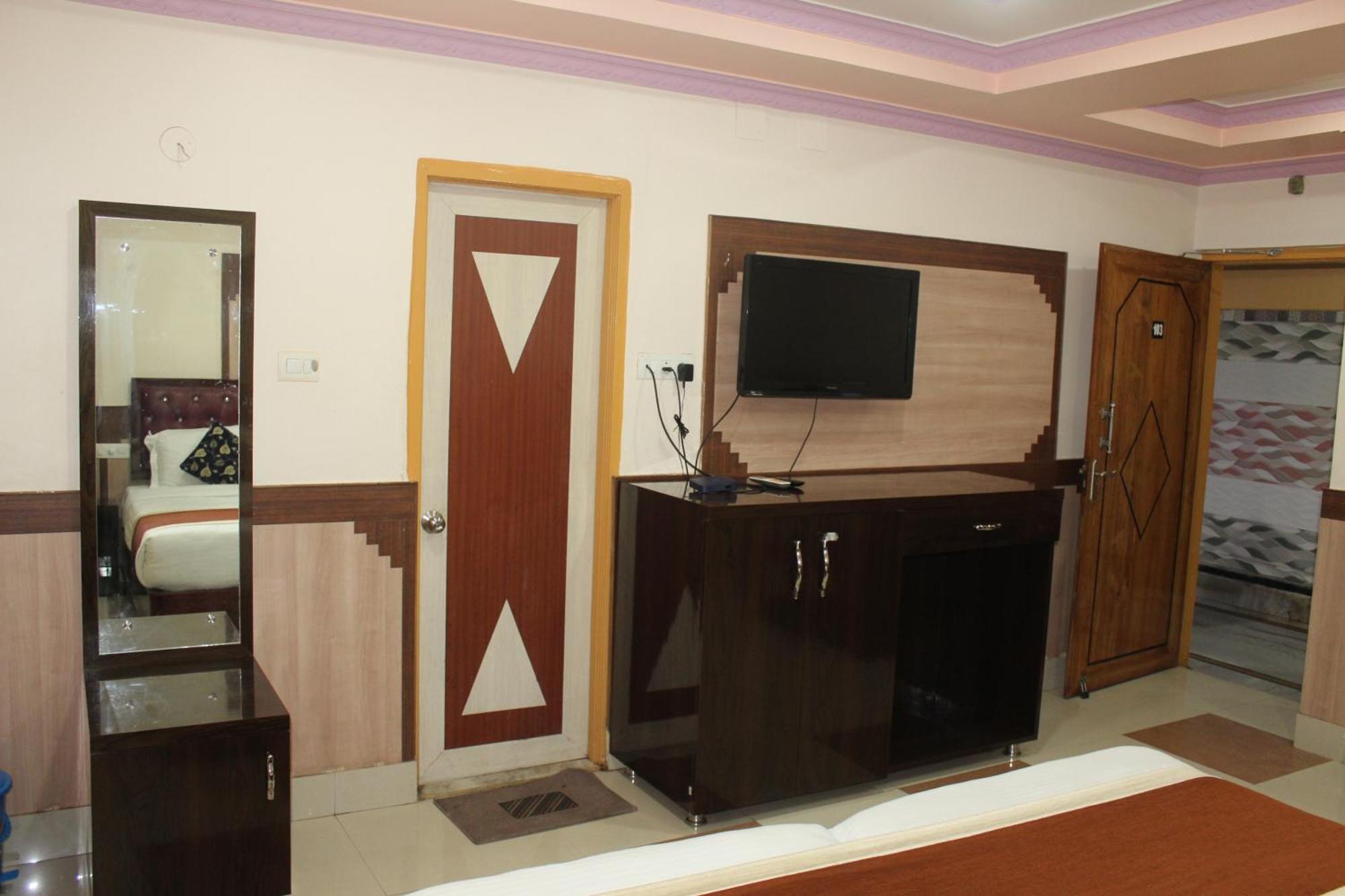 Gokul Plaza Hotel Bhubaneswar Exterior photo