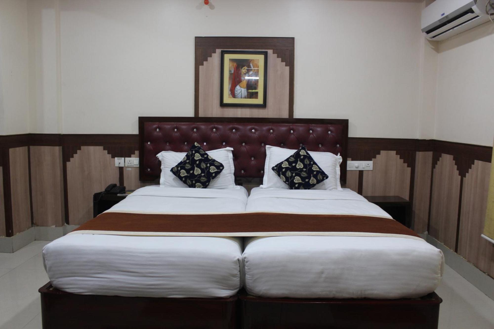 Gokul Plaza Hotel Bhubaneswar Exterior photo